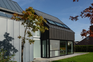 Moderne woning met zinken dak en zinken gevelbekleding in staande naad, uitgevoerd door Cu Zn